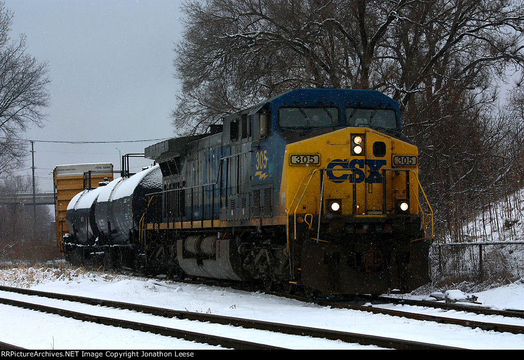 CSX 305 leads 29 cars off the Grand Elk back to Wyoming yard